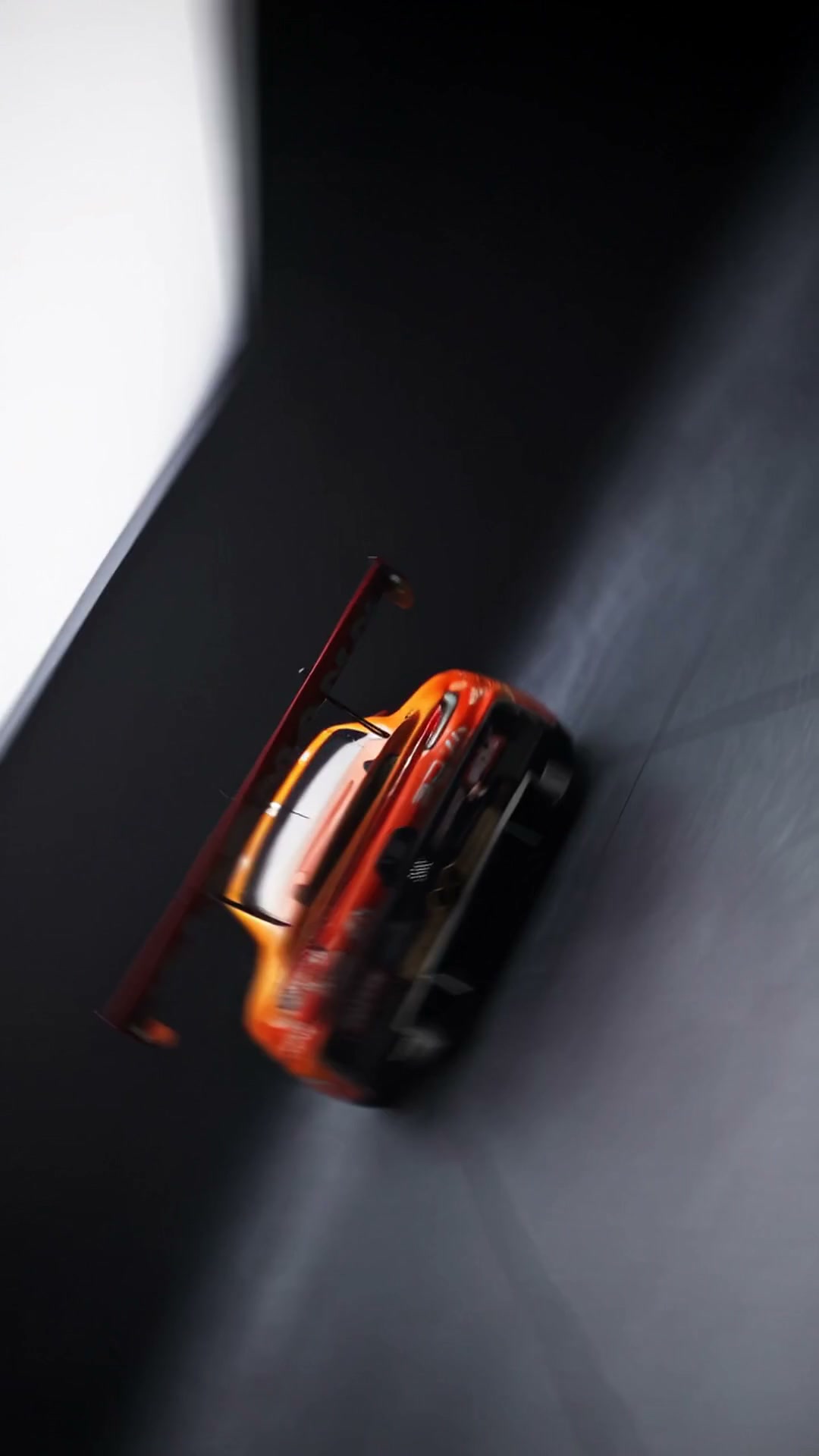 Imagem final · Carro de corrida girando no estúdio