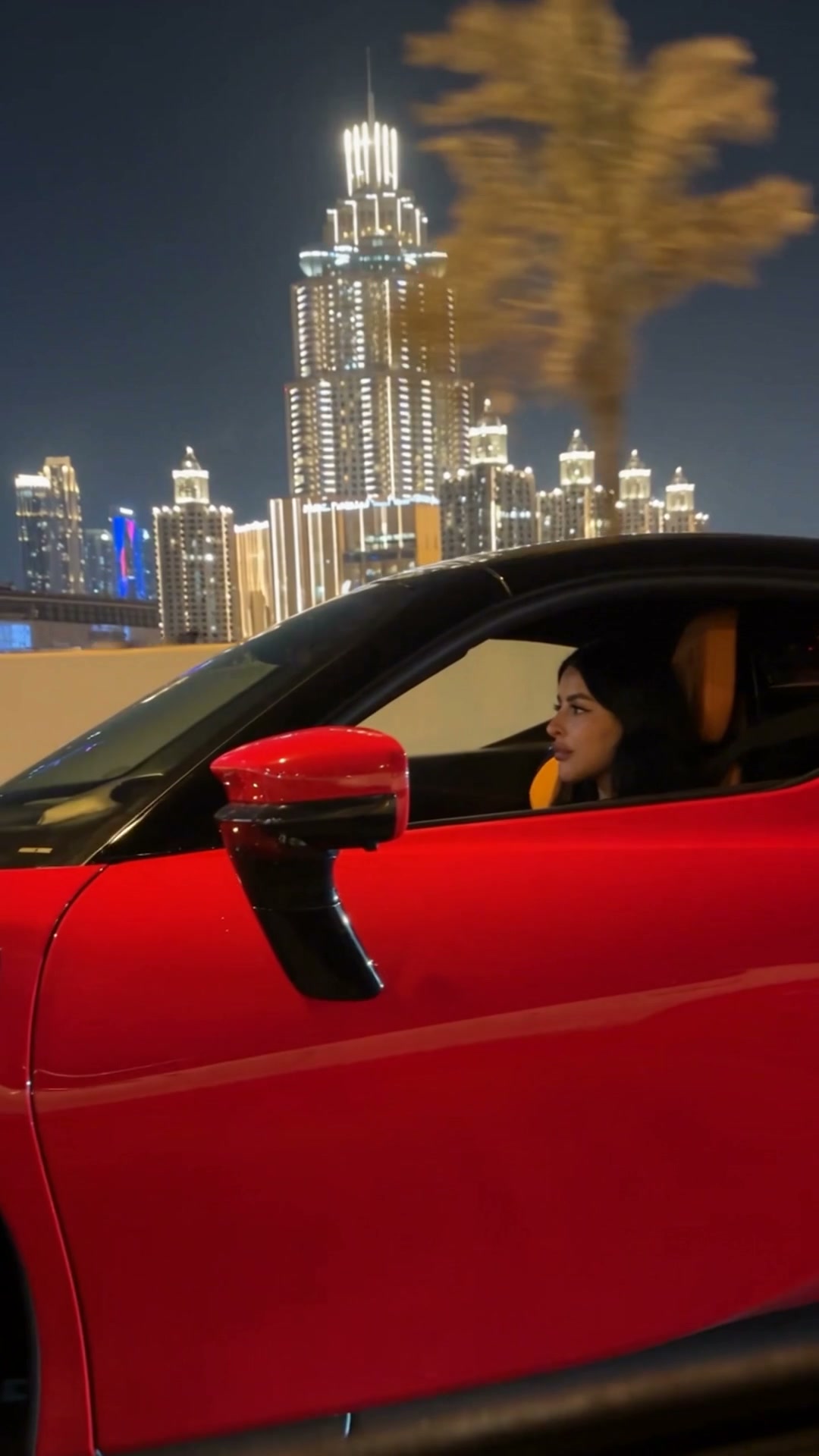 Imagem inicial · Carro esportivo na noite da cidade