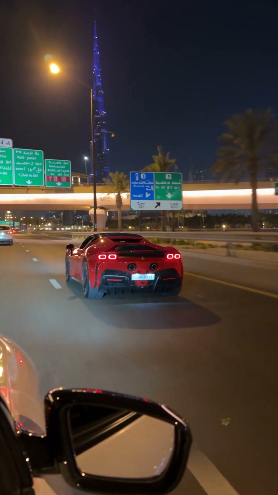 Imagem final · Carro esportivo na noite da cidade