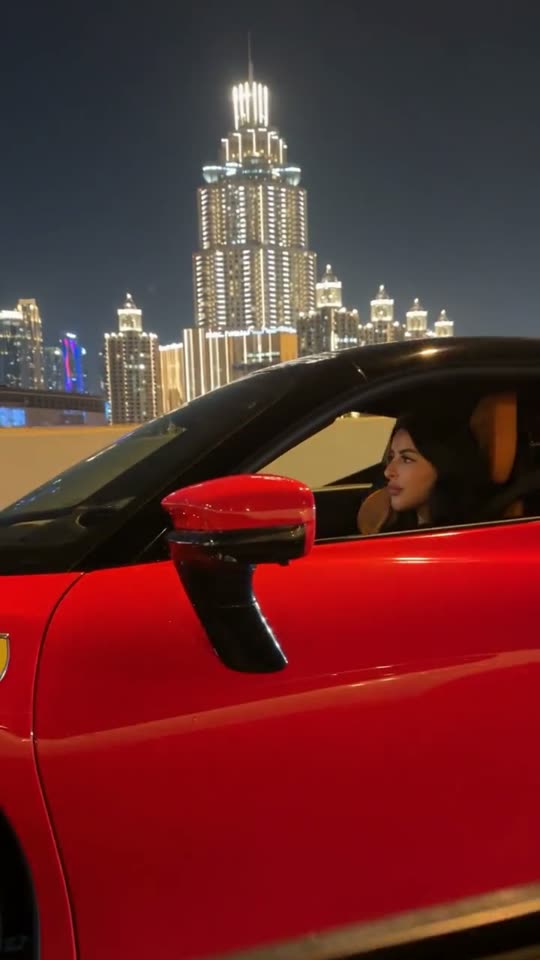 Carro esportivo na noite da cidade